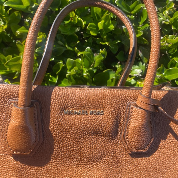 Michael Kors Pebbled Mercer Bag - Picture 2 of 6